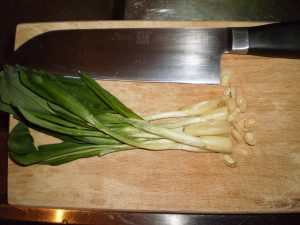Bärlauchzwiebeln für Spinat schneiden.