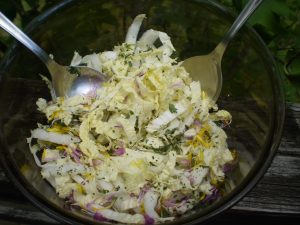 Fertiger Salat mit Wildkräutern