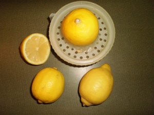 Drei Zitronen auspressen