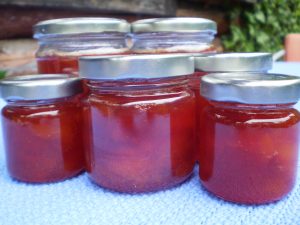 Fertige Kriecherlmarmelade im Glas.