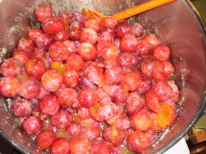 Früchte für Kriecherlmarmelade mit dem Zucker vermischen.