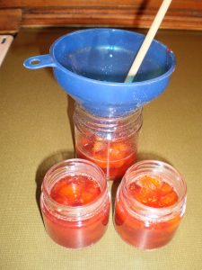 Kriecherlmarmelade abfüllen.