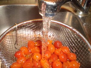 Kandierte Kriecherln mit Wasser abspülen.