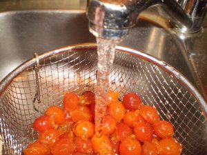 Kandierte Kriecherln mit Wasser abspülen.