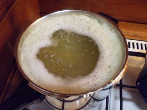 Zuckerlösung für Mädesüßsirup kochen.