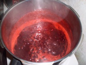 Berberitzenmarmelade aufkochen