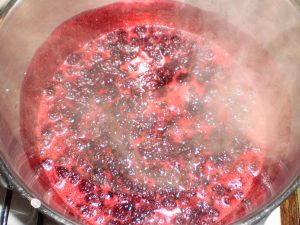 Brombeermarmelade aufkochen.