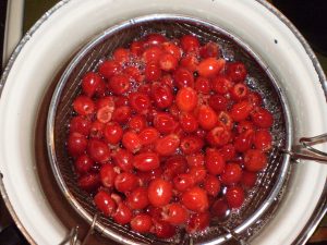 Dirndln für das Kandieren mit heißem Sirup übergießen.