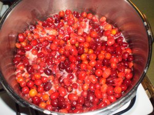 Mehlbeeren und Dirndln für Marmelade dünsten.