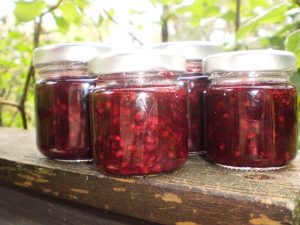 Fertige Brombeermarmelade im Glas.