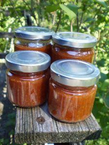 Fertige Feuerdornmarmelade im Glas.