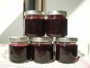 Fertige Marmelade aus Wildem Wein und Wildäpfeln im Glas