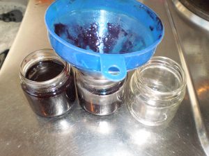 Marmelade aus Wildem Wein und Wildäpfeln abfüllen