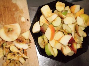 Wildäpfel für Marmelade mit Wildem Wein schneiden