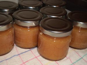 Fertige Speierlingmarmelade im Glas