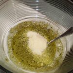 Bärlauchpesto mit Wasser und Parmesan vermischen