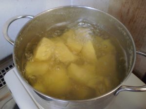 Erdäpfel für grünes Püree kochen