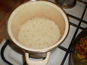 Reis für bunten Kräuterreis kochen