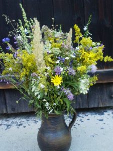 Bunte Sommerkräuter in der Vase