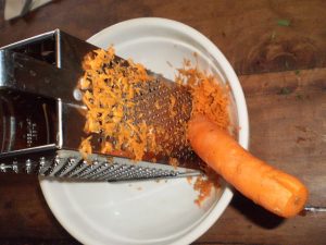Karotten für Laibchen fein reiben
