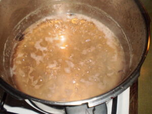 Sirup für Kriecherlkompott aufkochen