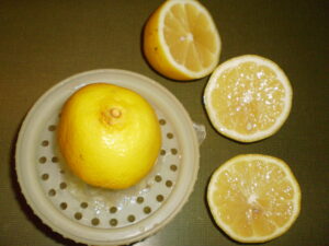 Zwei Zitronen auspressen