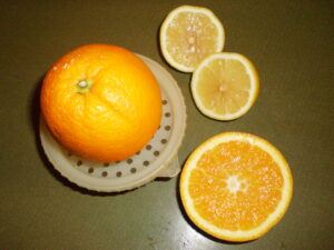 Orange und Zitrone auspressen