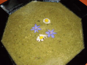 Wildkräutersuppe mit Deko aus Wildblumen