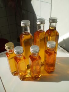 Fertiger Hagebuttensirup in Flaschen