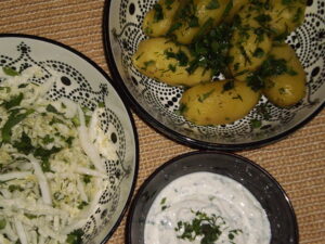 Kräuterkartoffeln, Dip und Salat mit Wildkräutern