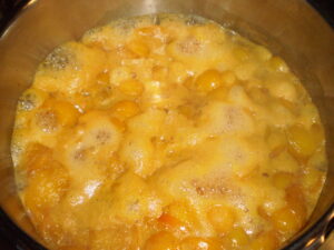 Früchte mit Essig für Kriecherl-Chutney aufkochen