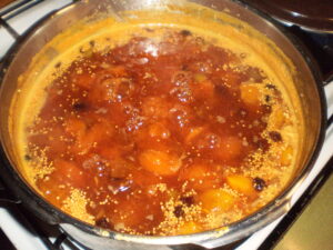 Gewürzessig und Früchte-für Kriecherl-Chutney aufkochen