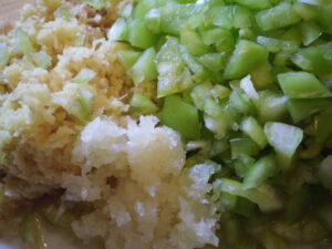 Ingwer, Knoblauch und Paprika für Kriecherl-Chutney