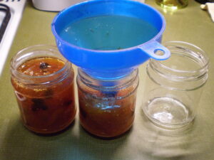 Kriecherl-Chutney abfüllen
