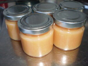 Wildfruchtmarmelade mit Ingwer im Glas