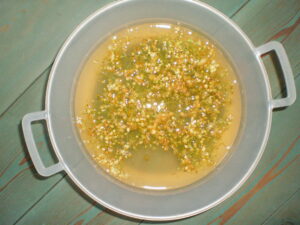 Ansatz für Lindenblütensirup