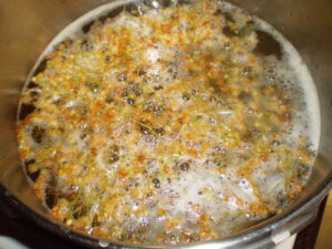 Blüten für Lindenblütensirup aufkochen