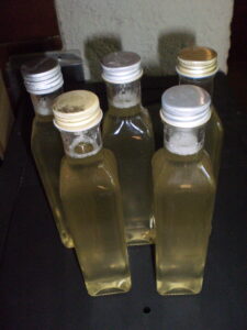 Fertiger Lindenblütensirup in Flaschen
