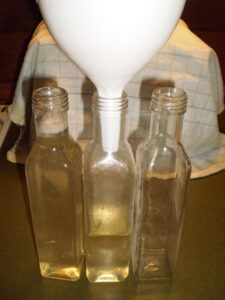 Lindenblütensirup abfüllen