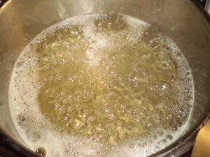 Lindenblütensirup wallend kochen