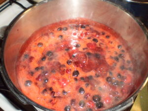 Alle Früchte für Wildfruchtmarmelade aufkochen
