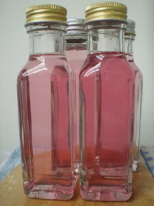 Fertiger Veilchensirup in der Flasche