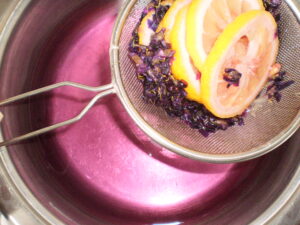 Veilchensirup abseihen