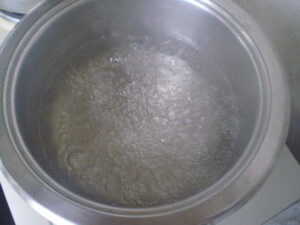 Zuckerlösung für Veilchensirup aufkochen