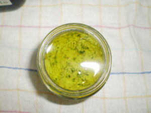 Bärlauchblütenpesto mit einer Ölschicht versiegeln