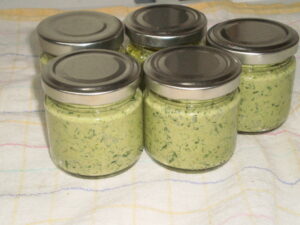 Fertiges Bärlauchblütenpesto im Glas