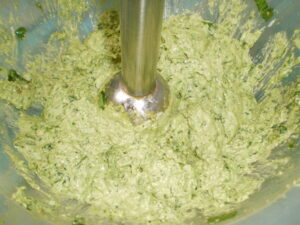 Zutaten für Bärlauchblütenpesto mixen